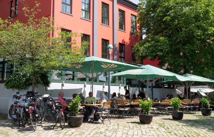 Radfahrer sitzen im Biergarten