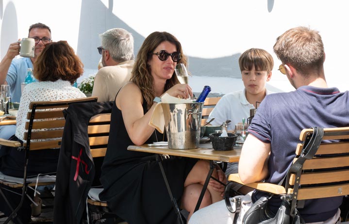Fröhliche Gäste im Biergarten
