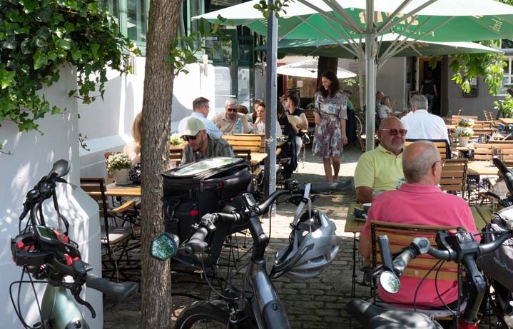 Radfahrer - Pause - Getränke im Biergarten