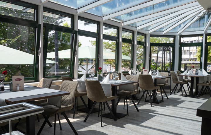 Gedeckte Tische im Restaurant