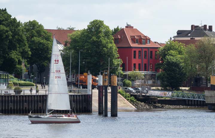Weser mit Fähranleger und Blick auf die Maritime-Meile