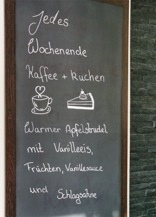 Hinweistafel für Kaffee + Kuchen