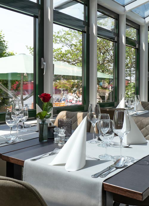 Gedeckte Tische im Restaurant